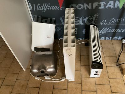 de nombreux appareils électroménagers posés à même le sol