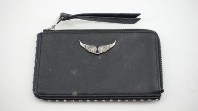 portefeuille en cuir noir orné d'ailes argentées sur fond blanc