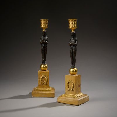 Paire de bougeoirs à l'égyptienne en bronze à patine brune e…