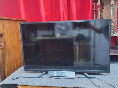 un téléviseur à écran plat posé sur une table