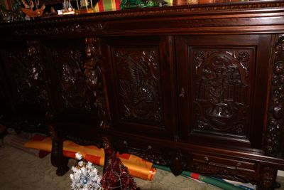 une grande armoire en bois sur laquelle sont disposées de nombreuses décorations de Noël