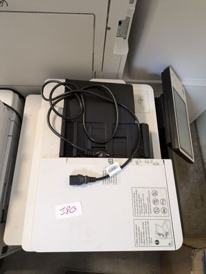 deux ordinateurs portables et une imprimante posés les uns sur les autres