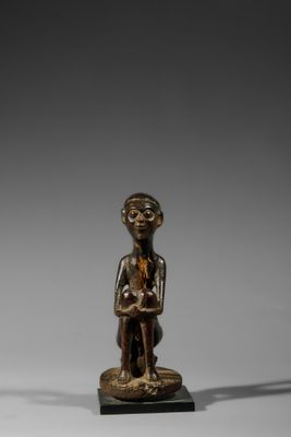 une image représentant une statue en bronze d'un homme tenant un bébé dans ses bras