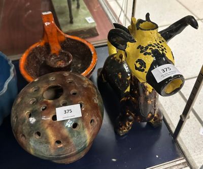 de nombreux vases exposés dans une vitrine