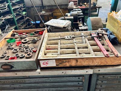 de nombreux outils divers posés sur un établi dans un garage
