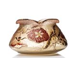 un vase en verre avec un motif sur une surface blanche