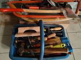une boîte bleue contenant des outils, posée par terre près d'un mur de briques