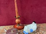 une table sur laquelle se trouvent une bougie, une théière et d'autres objets