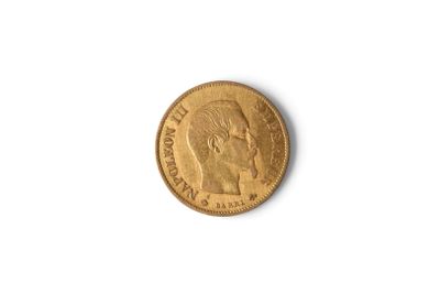 gros plan d'une pièce d'or sur une surface blanche