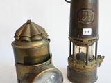deux types de lampes différents posés sur une surface blanche