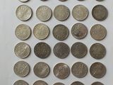 gros plan d'un paquet de pièces de monnaie sur une surface blanche