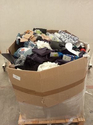 un carton rempli de vêtements posé sur une palette