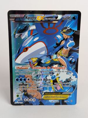 gros plan d'une carte pokemon sur une surface blanche