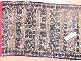 un tapis noir et rouge muni d'une étiquette