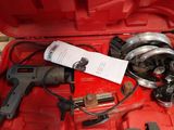 une boîte à outils rouge avec des outils sur le sol