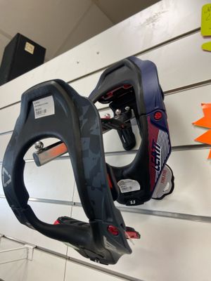 une paire de skis accrochée au mur d'un magasin