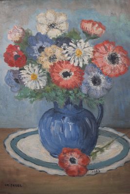 une peinture de fleurs dans un vase bleu sur une table