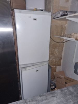 une photo d'un réfrigérateur dans une cuisine en cours de rénovation
