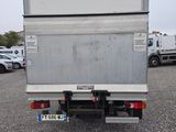 un camion blanc garé dans un parking