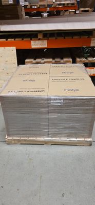 un grand nombre de cartons posés sur le sol