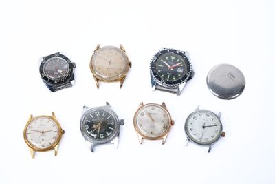 plusieurs types de montres sont présentés sur une surface blanche