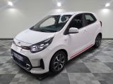 une Toyota Yaris blanche garée dans une pièce au sol à carreaux