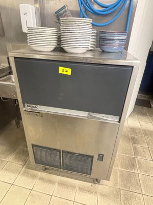 une machine sur laquelle sont posées de nombreuses plaques