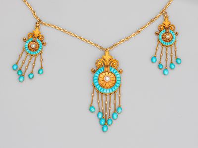 un ensemble composé d'un collier et de boucles d'oreilles en or et turquoise