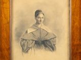 une vieille photo d'une femme en robe, un châle autour du cou
