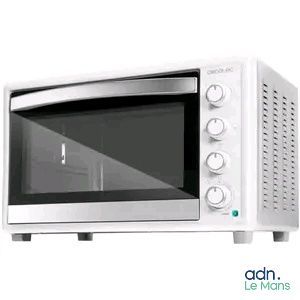 une image d'un four à micro-ondes sur fond blanc