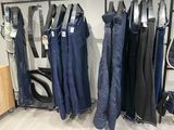 de nombreux parapluies suspendus à un porte-parapluies dans un magasin