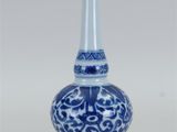 un vase bleu et blanc posé sur une table