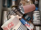 de nombreuses tasses et cuillères dans une boîte remplie de nourriture
