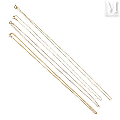 un lot de quatre colliers à chaîne dorée sur fond blanc
