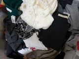 une pile de vêtements dans un panier sur le sol