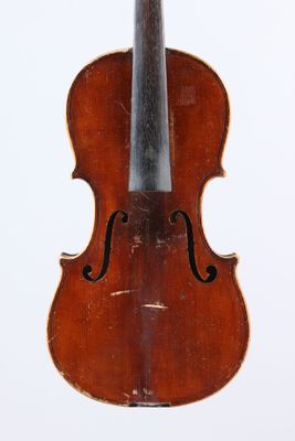 un gros plan d'un violon sur une surface blanche avec un fond blanc