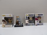 Trois figurines d'Harry Potter sont alignées sur une table