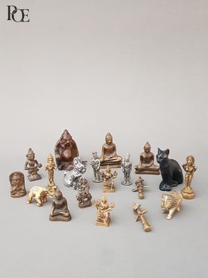 un grand nombre de figurines posées sur une table
