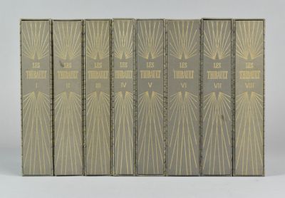 six livres d'affilée ornés de motifs en feuille d'or