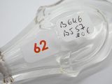 un gros plan d'une ampoule sur laquelle est accrochée une étiquette