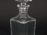 carafe en verre transparent sur fond noir, avec un fond noir