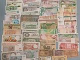 de nombreux types de papier-monnaie sur la table