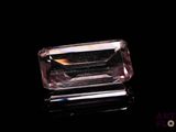 gros plan d'un diamant rose sur une surface noire