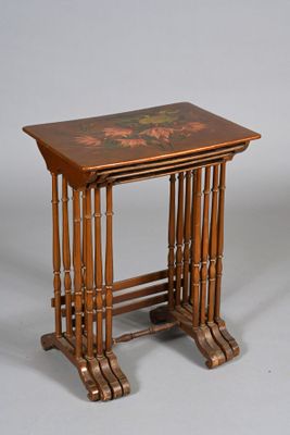 une petite table en bois ornée d'un motif floral