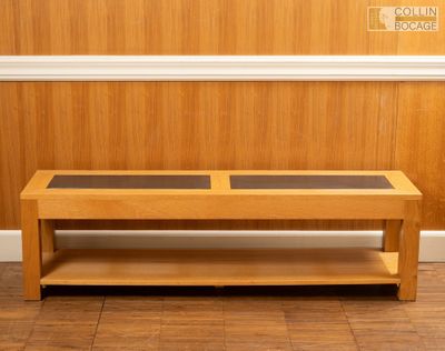 une photo d'une table basse en bois avec un plateau en verre