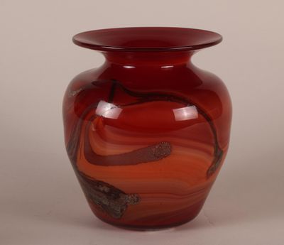 un vase en verre rouge orné d'un motif en spirale