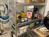 une cuisine dont les étagères regorgent de provisions
