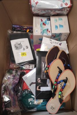 une boîte remplie de chaussures et d'autres objets qui s'y trouvent