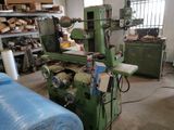 une machine qui se trouve à l'intérieur d'un bâtiment