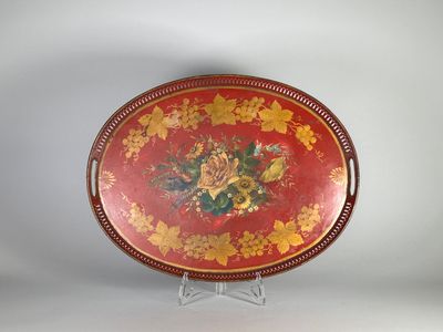 une image représentant une assiette rouge et dorée ornée de fleurs